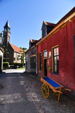 Enkhuizen, Hollanda. 12 Mayıs 2025. Enkhuizen 'deki Zuiderzee müzesindeki eski balıkçı kulübeleri. Yüksek kalite fotoğraf