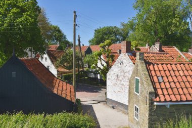 Enkhuizen, Hollanda. 12 Mayıs 2025. Enkhuizen 'deki Zuiderzee müzesindeki eski balıkçı kulübeleri. Yüksek kalite fotoğraf