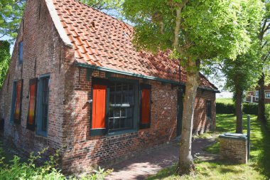 Enkhuizen, Hollanda. 12 Mayıs 2025. Enkhuizen 'deki Zuiderzee müzesindeki eski balıkçı kulübeleri. Yüksek kalite fotoğraf