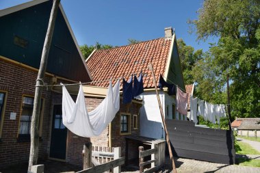 Enkhuizen, Hollanda. 12 Mayıs 2025. Çamaşırhane Enkhuizen 'deki Zuiderzee Müzesi' nde kurumaya bırakılmış. Yüksek kalite fotoğraf