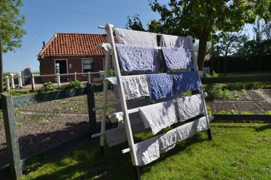 Enkhuizen, Hollanda. 12 Mayıs 2025. Çamaşırhane Enkhuizen 'deki Zuiderzee Müzesi' nde kurumaya bırakılmış. Yüksek kalite fotoğraf
