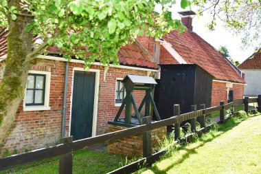 Enkhuizen, Hollanda. 12 Mayıs 2025. Enkhuizen 'deki Zuiderzee müzesindeki eski balıkçı kulübeleri. Yüksek kalite fotoğraf