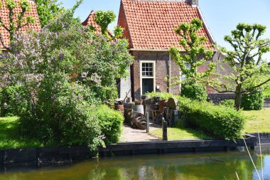 Enkhuizen, Hollanda. 12 Mayıs 2025. Enkhuizen 'deki Zuiderzee müzesindeki eski balıkçı kulübeleri. Yüksek kalite fotoğraf