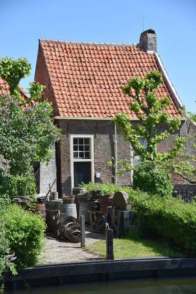 Enkhuizen, Hollanda. 12 Mayıs 2025. Enkhuizen 'deki Zuiderzee müzesindeki eski balıkçı kulübeleri. Yüksek kalite fotoğraf