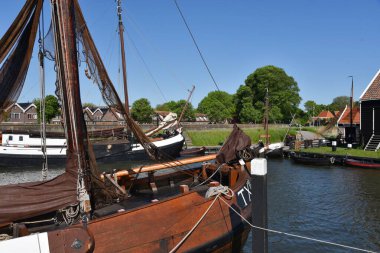 Enkhuizen, Hollanda. 12 Mayıs 2025. Enkhuizen 'deki Zuiderzee müzesindeki eski tekne ve balıkçı kulübeleri. Yüksek kalite fotoğraf