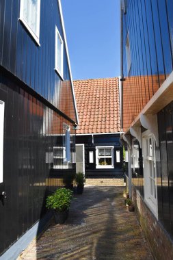 Marken, Hollanda 'dan. 17 Mayıs 2025. Marken 'in eski Hollandalı fidhing köyündeki ahşap evler. Yüksek kalite fotoğraf