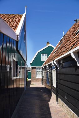 Marken, Hollanda 'dan. 17 Mayıs 2025. Marken 'in eski Hollandalı fidhing köyündeki ahşap evler. Yüksek kalite fotoğraf