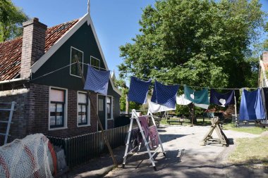Enkhuizen, Hollanda. 12 Mayıs 2025. Çamaşırhane Enkhuizen 'deki Zuiderzee Müzesi' nde kurumaya bırakılmış. Yüksek kalite fotoğraf