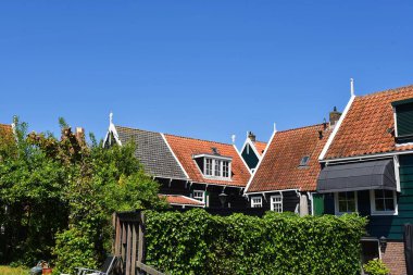 Marken, Hollanda 'dan. 17 Mayıs 2025. Marken 'in eski Hollandalı fidhing köyündeki ahşap evler. Yüksek kalite fotoğraf