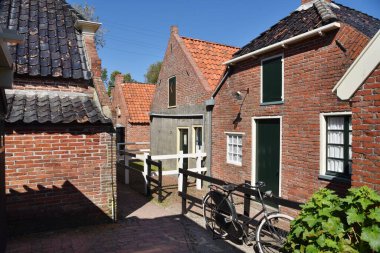 Enkhuizen, Hollanda. 12 Mayıs 2025. Enkhuizen 'deki Zuiderzee müzesindeki eski balıkçı kulübeleri. Yüksek kalite fotoğraf