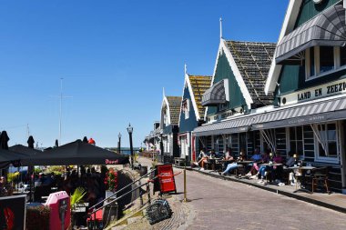 Marken, Hollanda 'dan. 12 Mayıs 2025. Ahşap evleri ve köprüleri olan eski Marken adası. Yüksek kalite fotoğraf