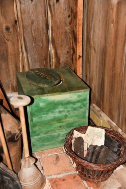 Enkhuizen, Hollanda. 12 Mayıs 2025. Enkhuizen 'deki Zuiderzee Müzesi' nde antika tuvaletler. Yüksek kalite fotoğraf