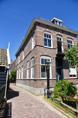 Marken, Hollanda 'dan. 12 Mayıs 2025. Ahşap evleri ve köprüleri olan eski Marken adası. Yüksek kalite fotoğraf