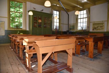 Enkhuizen, Hollanda. 12 Mayıs 2025. Enkhuizen 'deki Zuiderzee Müzesi' ndeki eski ilkokul. Yüksek kalite fotoğraf