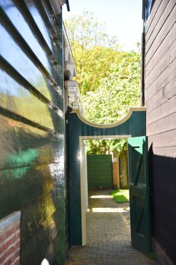 Enkhuizen, Hollanda. 12 Mayıs 2025. Enkhuizen 'deki Zuiderzee müzesindeki eski tekne ve balıkçı kulübeleri. Yüksek kalite fotoğraf