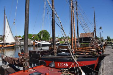 Enkhuizen, Hollanda. 12 Mayıs 2025. Enkhuizen 'deki Zuiderzee müzesindeki eski tekne ve balıkçı kulübeleri. Yüksek kalite fotoğraf