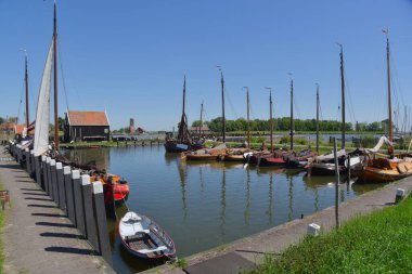 Enkhuizen, Hollanda. 12 Mayıs 2025. Enkhuizen 'deki Zuiderzee müzesindeki eski tekne ve balıkçı kulübeleri. Yüksek kalite fotoğraf