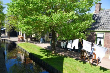 Enkhuizen, Hollanda. 12 Mayıs 2025. Enkhuizen 'deki Zuiderzee müzesindeki eski tekne ve balıkçı kulübeleri. Yüksek kalite fotoğraf