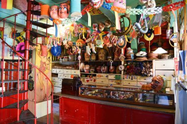 Enkhuizen, Hollanda. 28 Mayıs 2025. Enkhuizen 'deki Zuiderzee müzesindeki farklı mağazalar ve evler. Yüksek kalite fotoğraf