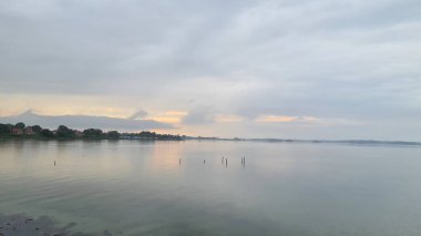 İsveç 'te bir gölün üzerinde güneş ışığı. Yüksek kalite fotoğraf