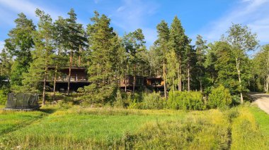 İsveç 'in güzel manzarasında güzel, modern bir mimari. Yüksek kalite fotoğraf