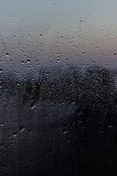 Cama su damlıyor, yağmurlu bir günde.