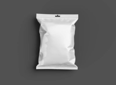 Arka planda atıştırmalık, cips, kurabiye, fıstık ve şeker paketleri var.