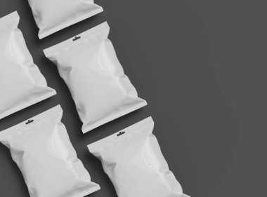 Arka planda atıştırmalık, cips, kurabiye, fıstık ve şeker paketleri var.