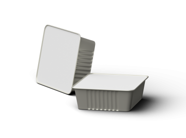 Şeffaf bir arkaplanda izole edilmiş küçük dikdörtgen yiyecek folyo tepsisinin 3D görüntüsü