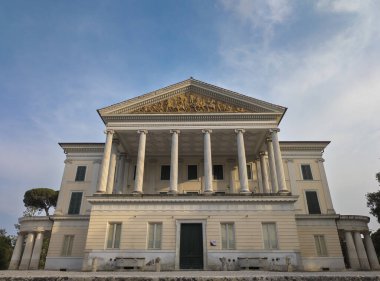 Villa Torlonia manzarası, Roma halk parkı çeşmeleri, neoklasik binalar, müze ve çevre bahçeler, Roma, Nomentano, İtalya