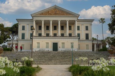 Villa Torlonia manzarası, Roma halk parkı çeşmeleri, neoklasik binalar, müze ve çevre bahçeler, Roma, Nomentano, İtalya