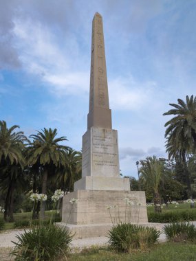 Mısır stili dikilitaş, Villa Torlonia parkı, bir zamanlar Mussolini, Nomentano, Roma, İtalya 'nın ikamet yeri.