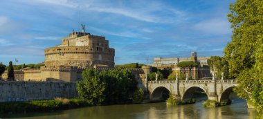 Sant 'Angelo Kalesi ve Tiber Nehri üzerindeki Sant' Angelo Köprüsü, Roma, İtalya