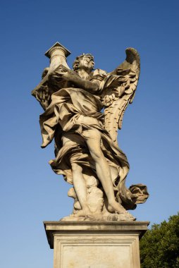 Tutku 'nun enstrümanlarını taşıyan mermer bir melek heykeli, Bernini' nin Ponte Sant 'Angelo' da, İtalya, Roma 'daki Castel Sant' Angelo 'daki meleklerin köprüsünde.