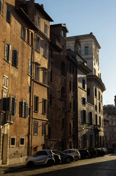 Roma 'nın tarihi merkezinde bir cadde, İtalya. Via dei Vecchiarelli, yaz öğleden sonra.