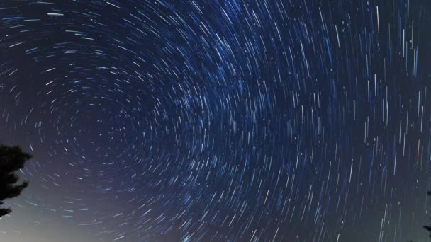 Sternenspuren Ziehen Sich Nachthimmel Den Nordstern Landschaft Mit Sternenbewegungen Toskanischen — Stockvideo