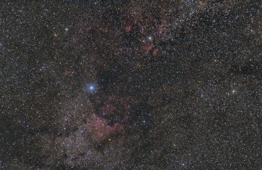 Kuğu takımyıldızı ve Kuzey Amerika nebulasında Samanyolu. Stars Deneb ve Caph. Gece gökyüzü haritası ve yıldız arkaplanı 