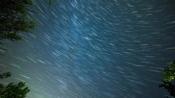 星の星の軌跡 北の星の周りの夜空 トスカーナの国の星の動きと風景 時間の経過 — ストック動画