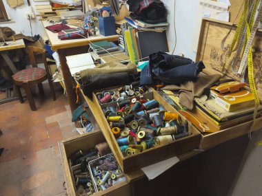 Esnaflık atölyesi, Toskana zanaatkarlık terziliği, yüksek moda, Castagneto Carducci, Toskana, İtalya