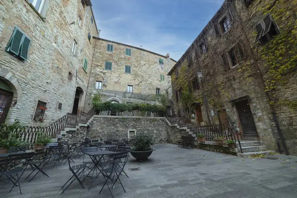 Campiglia Marittima, Livorno, İtalya 'nın ortaçağ köyünün pazar meydanı.