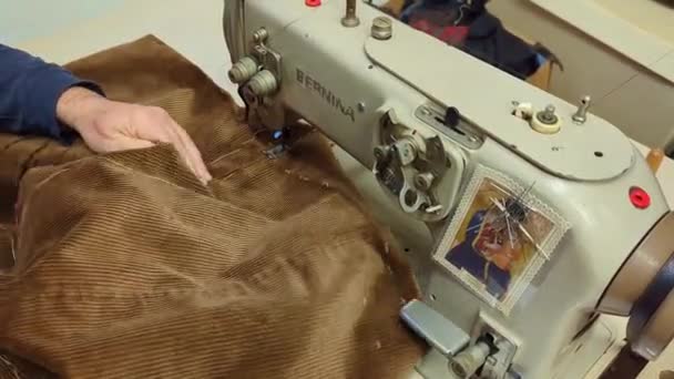 Alfaiate Costura Jaqueta Veludo Uma Máquina Costura Uma Loja Artesanato — Vídeo de Stock