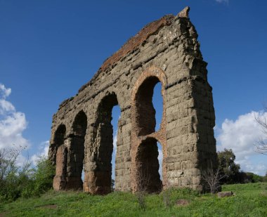 Eski Acqua Claudia su kemeri kalıntıları Parco degli Acquedotti, Roma, İtalya