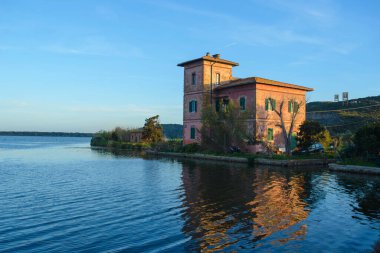 Günbatımında kırmızı ev, Orbetello lagünü, Argentario, Toskana, İtalya