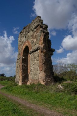 Eski Acqua Claudia su kemeri kalıntıları Parco degli Acquedotti, Roma, İtalya