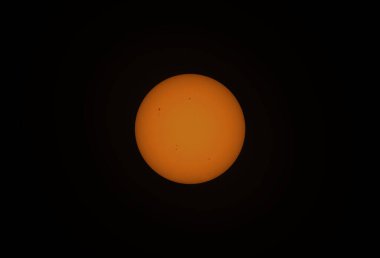 Güneş ışığı altında, güneş lekeli, Nisan 2024. Güneş maksimum süresince çok sayıda güneş lekesi görünür.