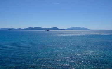 Toskana takımadasındaki Elba Adası manzarası, Piombino, Toskana, İtalya 'dan görüldü.