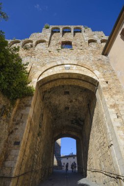 Eski kenti Yeni Şehir 'e bağlayan kapı, Porta alle Silici, Sahip Marittima, Toskana, İtalya