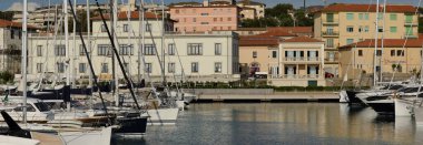 San Vincenzo turizm limanının manzarası, demirli yelkenli tekneler ve motorlu teknelerle. San Vincenzo, Toskana, İtalya