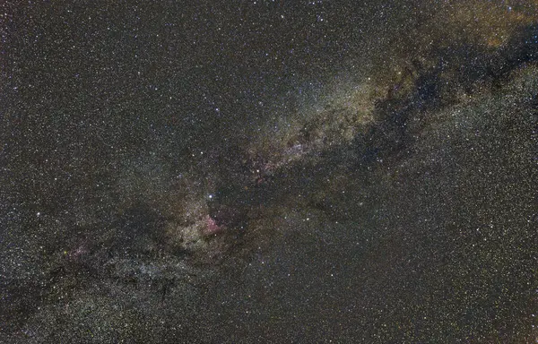 Yazın Samanyolu 'nun yıldızlarla, uzay tozlarıyla, galaksilerle ve nebulalarla uzun pozlama fotoğrafları.