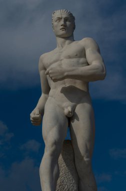 Faşist maceraları kutlamak için Carrara mermerinde neoklasik tarzda bir sporcunun heykeli. Stadio dei Marmi, Roma, İtalya